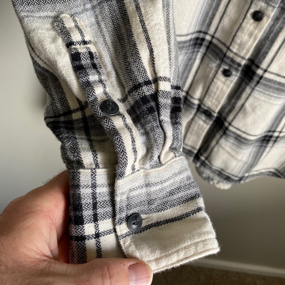 GAP Women's White/Black Plaid Long Sleeve Flannel Button Up Shirt - Picture 4 of 9